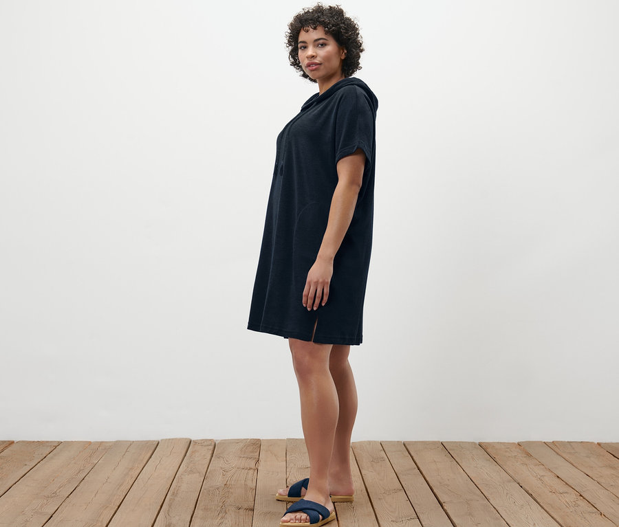 Kadın mavi havlu kumaş plaj elbisesiyle poz veriyor