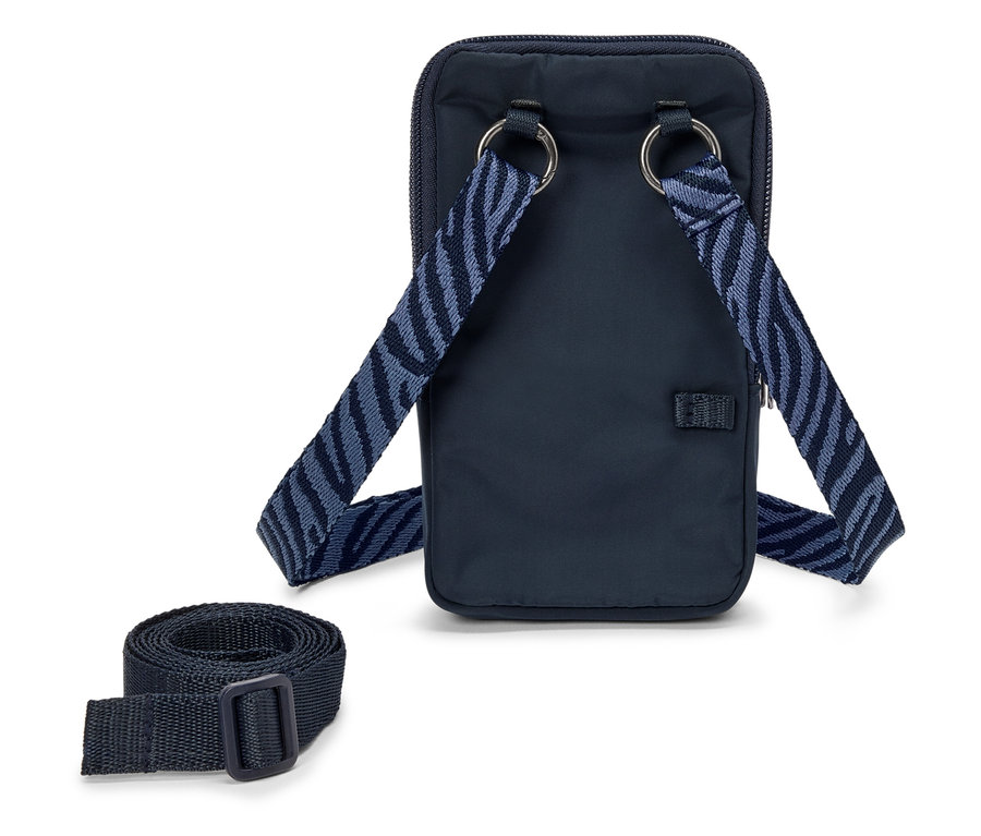 Mavi askılı çanta beyaz bir arka plan üzerinde duruyor.