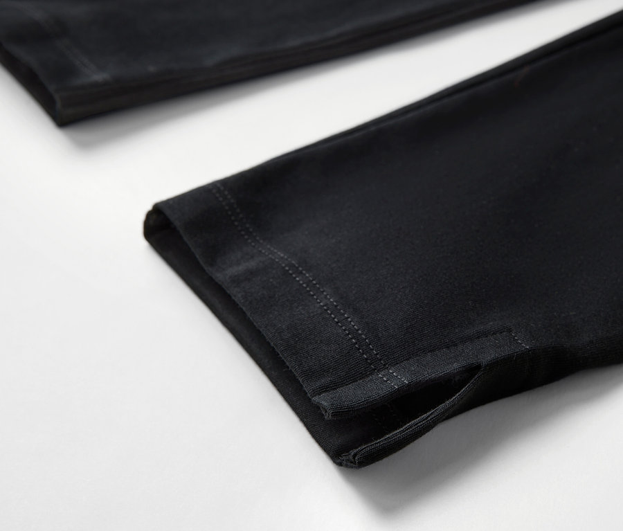 Beyaz bir arka planda manşetli siyah, 3/4 taytın yakın çekimi.