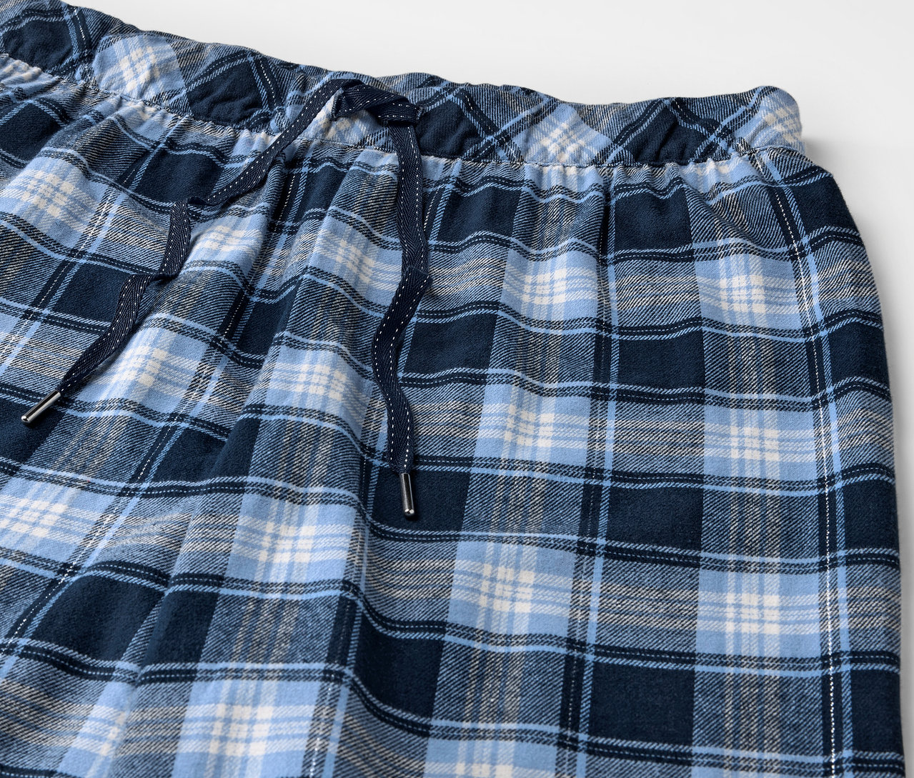 Lastikli ve büzgülü mavi kareli pazen pantolonun detayı.