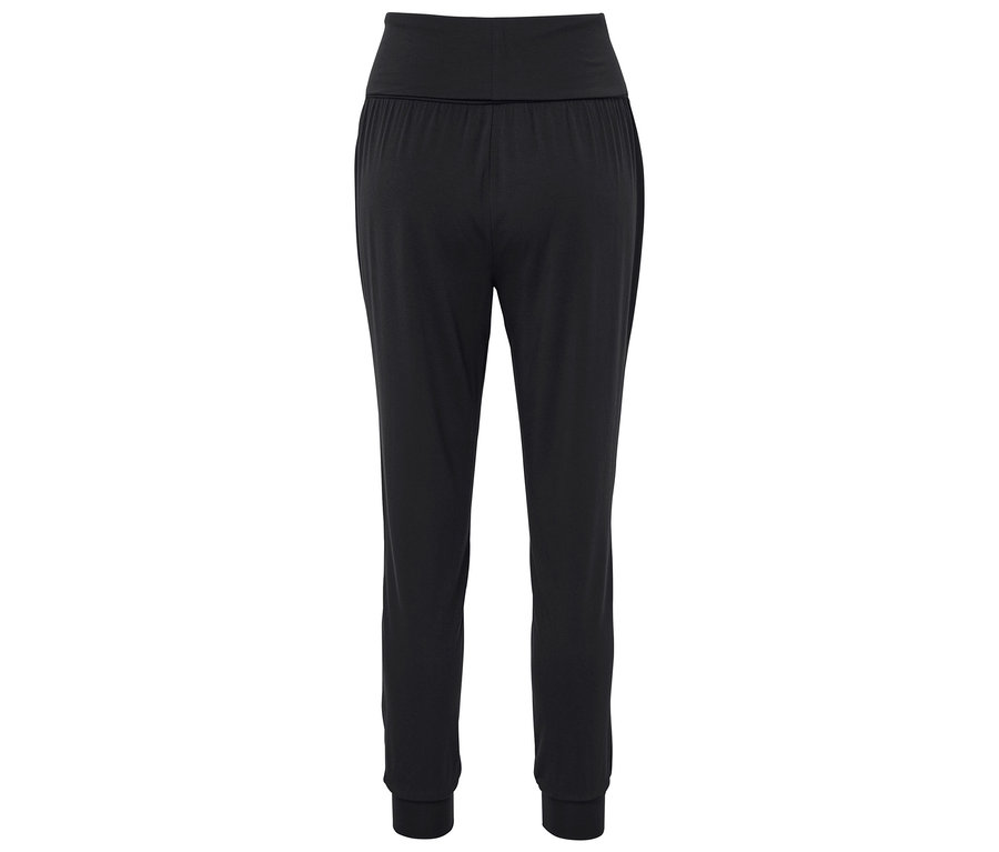 Yüksek belli ve ayak bileği manşetli siyah eşofman altı.