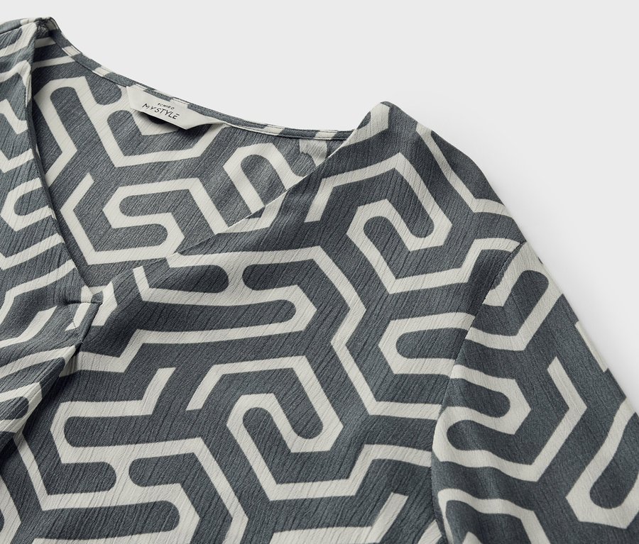 Geometrik desenli, kırışık görünümlü bir bluzun yakın çekimi