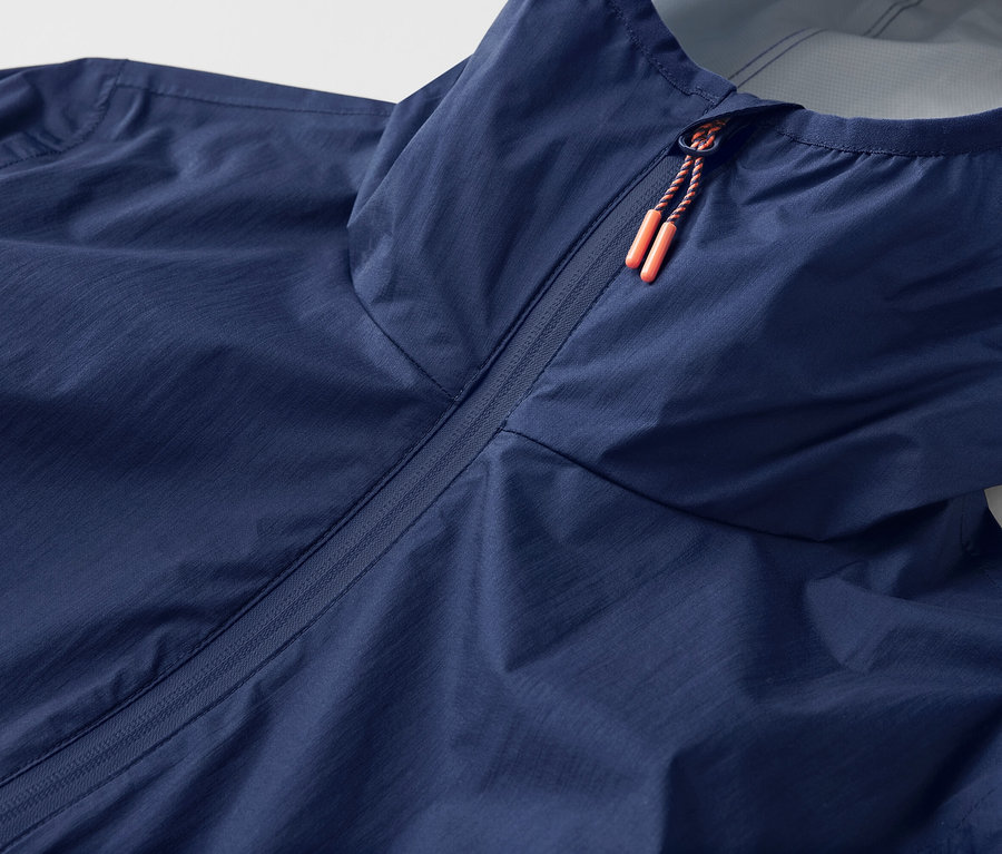 Kapüşonlu ve fermuarlı, ultra hafif yağmurluk »packable« yakın çekim.