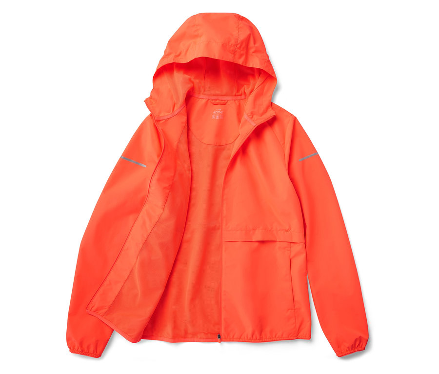 Turuncu kapüşonlu bir ceket beyaz bir zeminde açık şekilde duruyor.