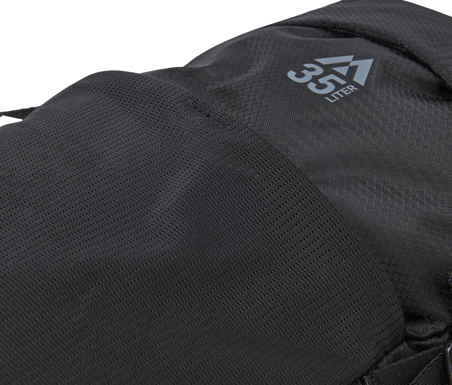 Üzerinde '35 LITER' baskısı bulunan siyah, 35 litrelik bir sırt çantasının yakın çekimi.