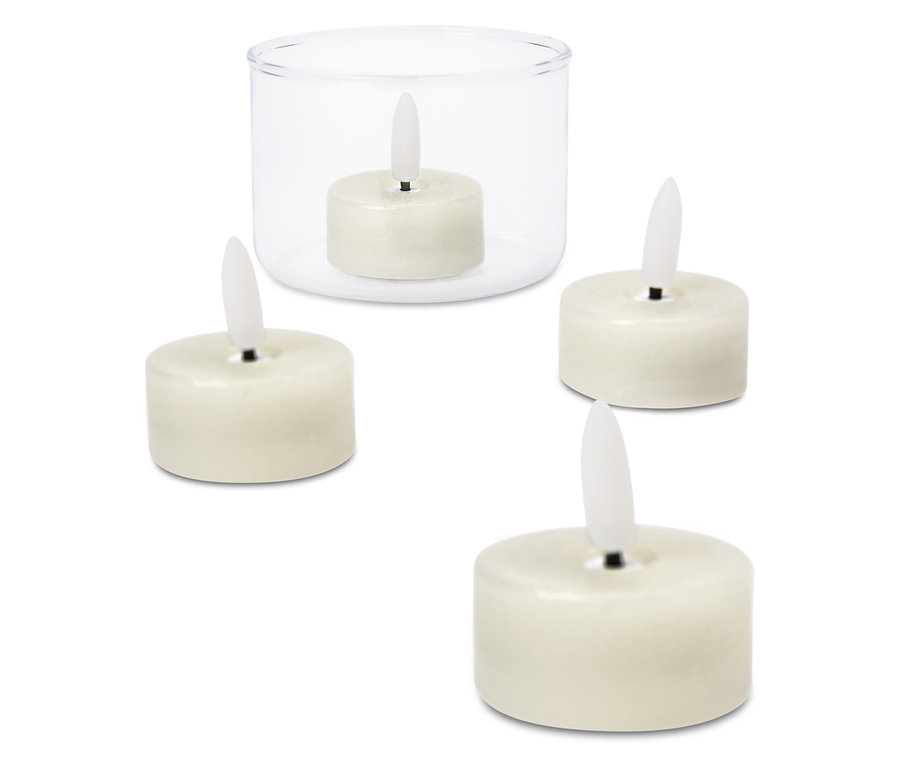 Dört adet LED'li gerçek mum tealight beyaz bir arka plan üzerinde sergileniyor, bir tanesi şeffaf bir kap içinde.