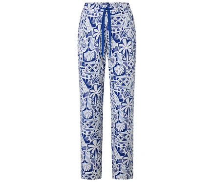 Beyaz, mavi deniz kabuğu, yaprak ve soyut desenli pijama pantolonu, mavi büzgülü beli var.