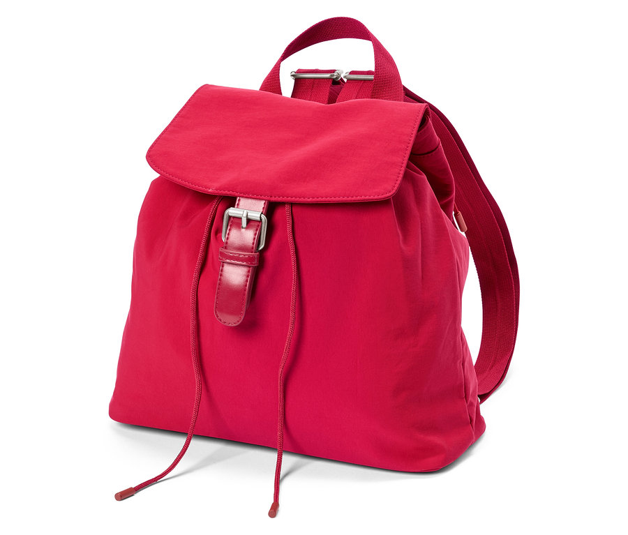 Kırmızı kapaklı ve tokalı sırt çantası beyaz bir zeminde duruyor.