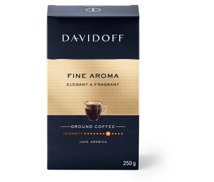 Beyaz bir arka planda bir paket Davidoff Fine Aroma çekilmiş kahve.