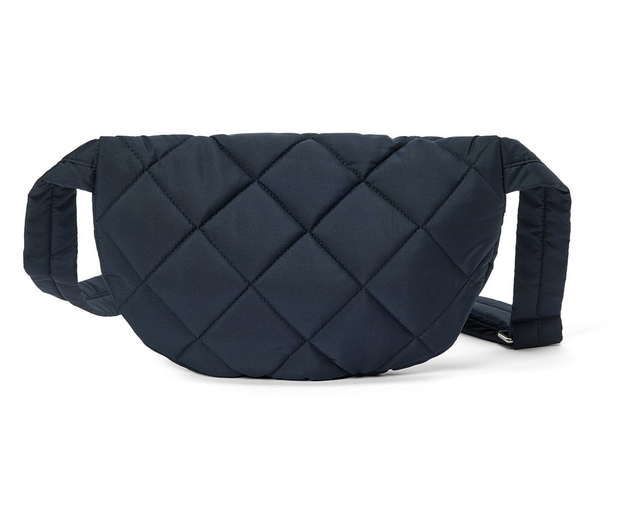 Beyaz bir arka plan üzerinde lacivert, kapitone bir bel çantası duruyor.