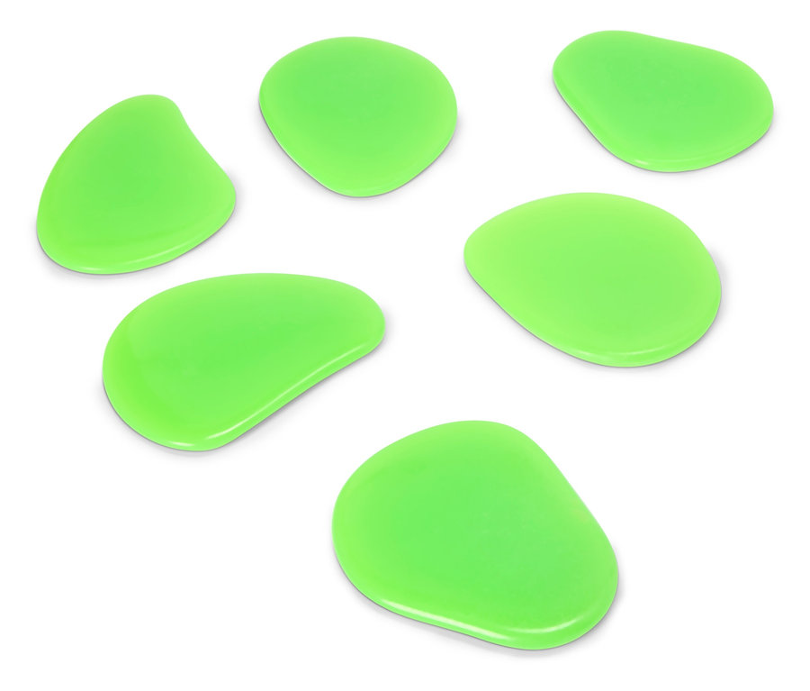 Beyaz bir yüzeyde yedi adet yeşil, düzensiz şekilli taş bulunmaktadır.