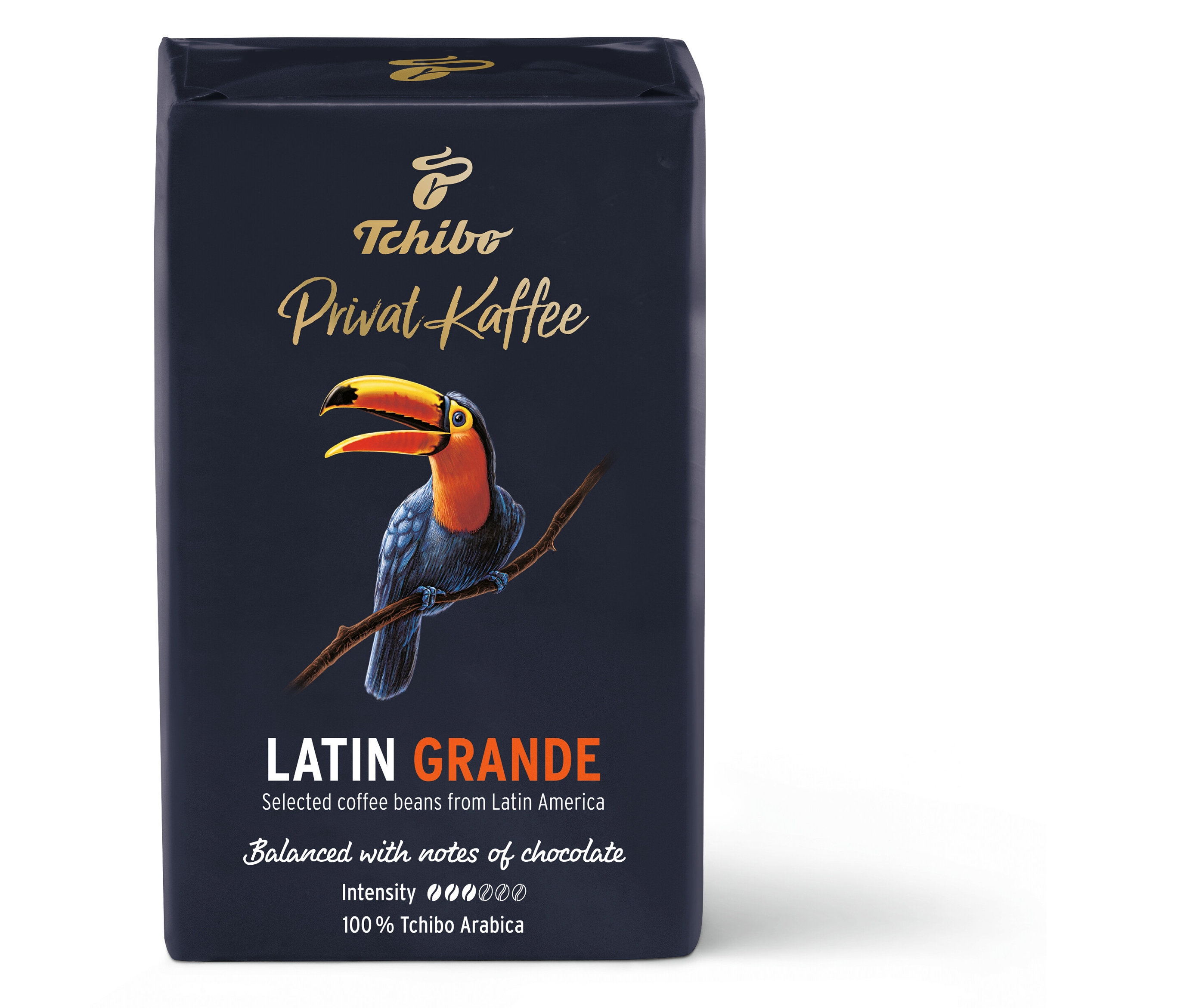 Üzerinde bir tukan bulunan lacivert Privat Kaffee Latin Grande paketi.