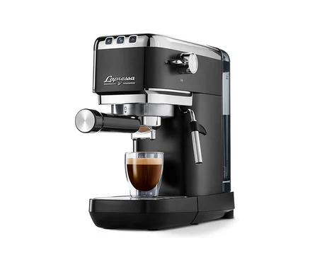 Siyah espresso makinesi ve bir fincan kahve.