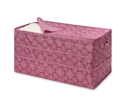 Pembe, fermuarlı ve geometrik desenli kumaş kutu, kısmen beyaz kumaşla dolu.