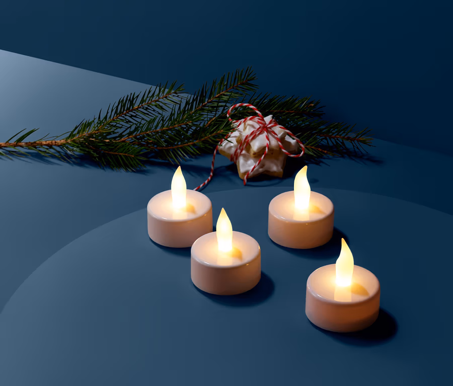 Mavi bir zeminde dört adet LED tealight mum, bir köknar dalı ve bir yıldız bulunur.