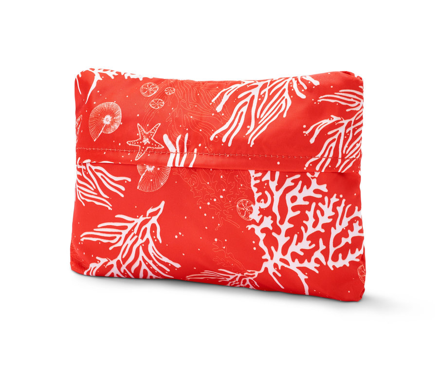 Kırmızı zemin üzerine mercan desenli, katlanabilir plaj çantası.