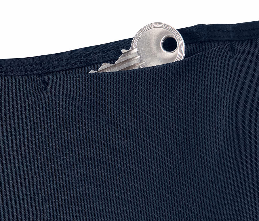 Mavi Bodyforming Spor Taytının cebinde anahtar.