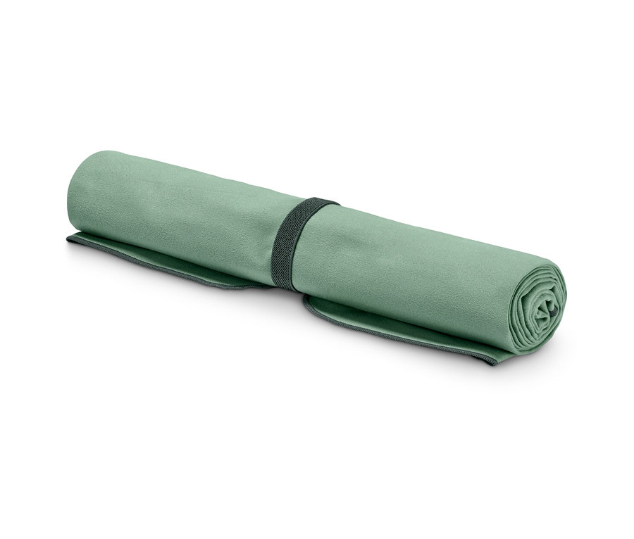 Yeşil renkli, yaklaşık 70 x 140 cm boyutlarında, siyah bir şeritle sabitlenmiş, rulo şeklinde duran bir outdoor el havlusu.