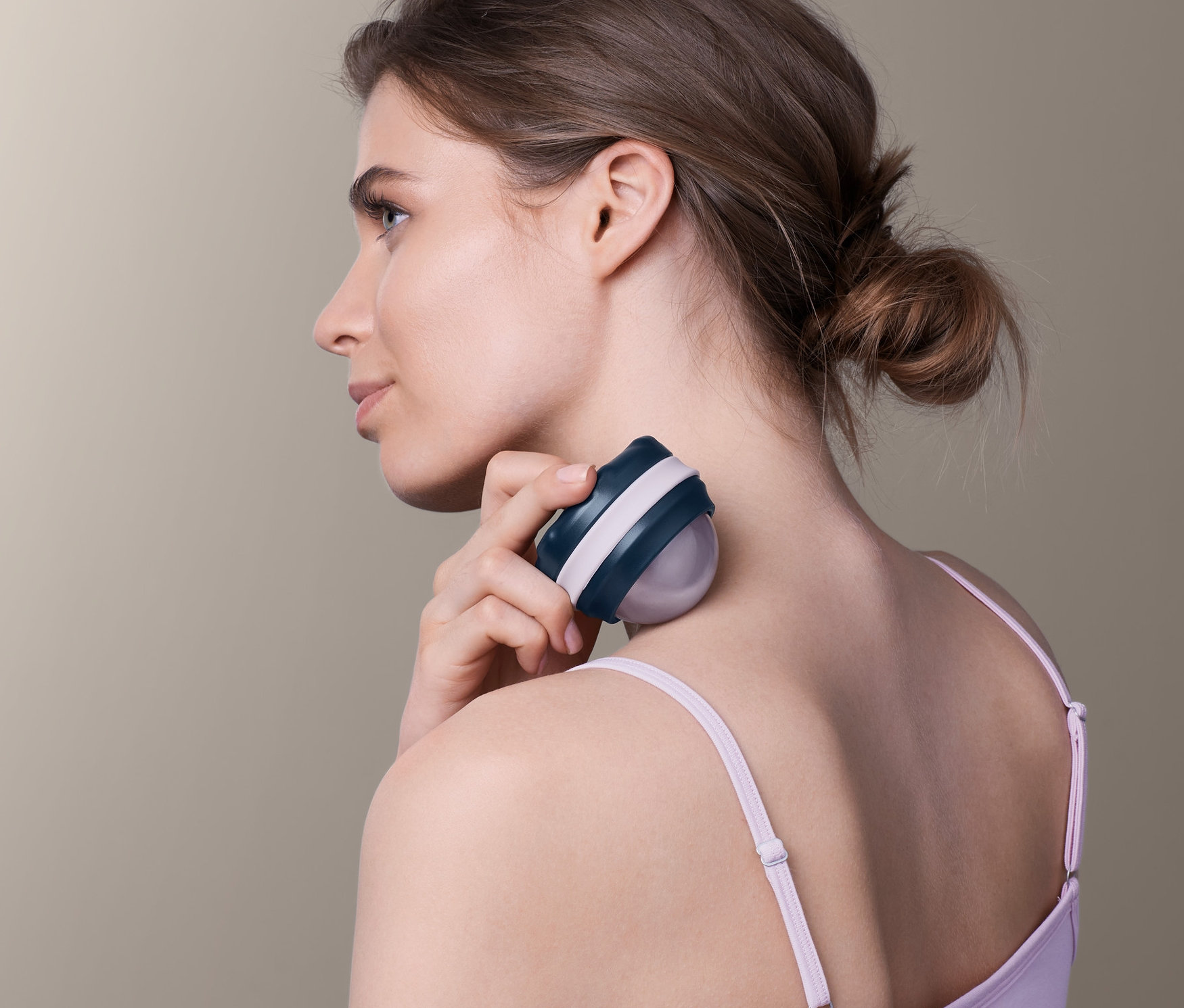 Kadın boynunda masaj topu kullanıyor.