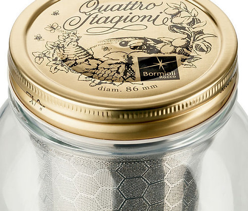 Metal kapaklı soğuk demleme hazırlayıcı "BrewJar" yakın çekim.