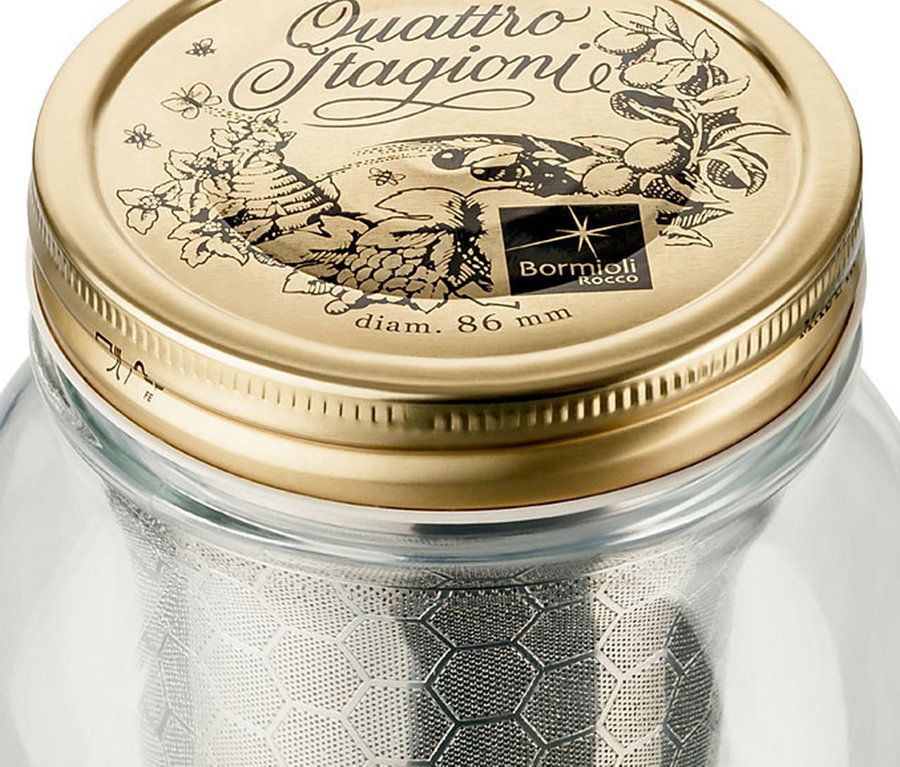 Metal kapaklı soğuk demleme hazırlayıcı "BrewJar" yakın çekim.