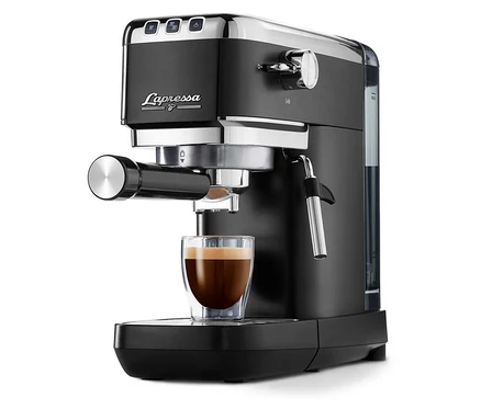 Siyah espresso makinesi ve bir fincan kahve.