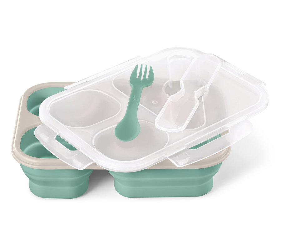Şeffaf kapaklı, yeşil çatallı ve şeffaf kaşıklı katlanabilir bir beslenme kutusu.