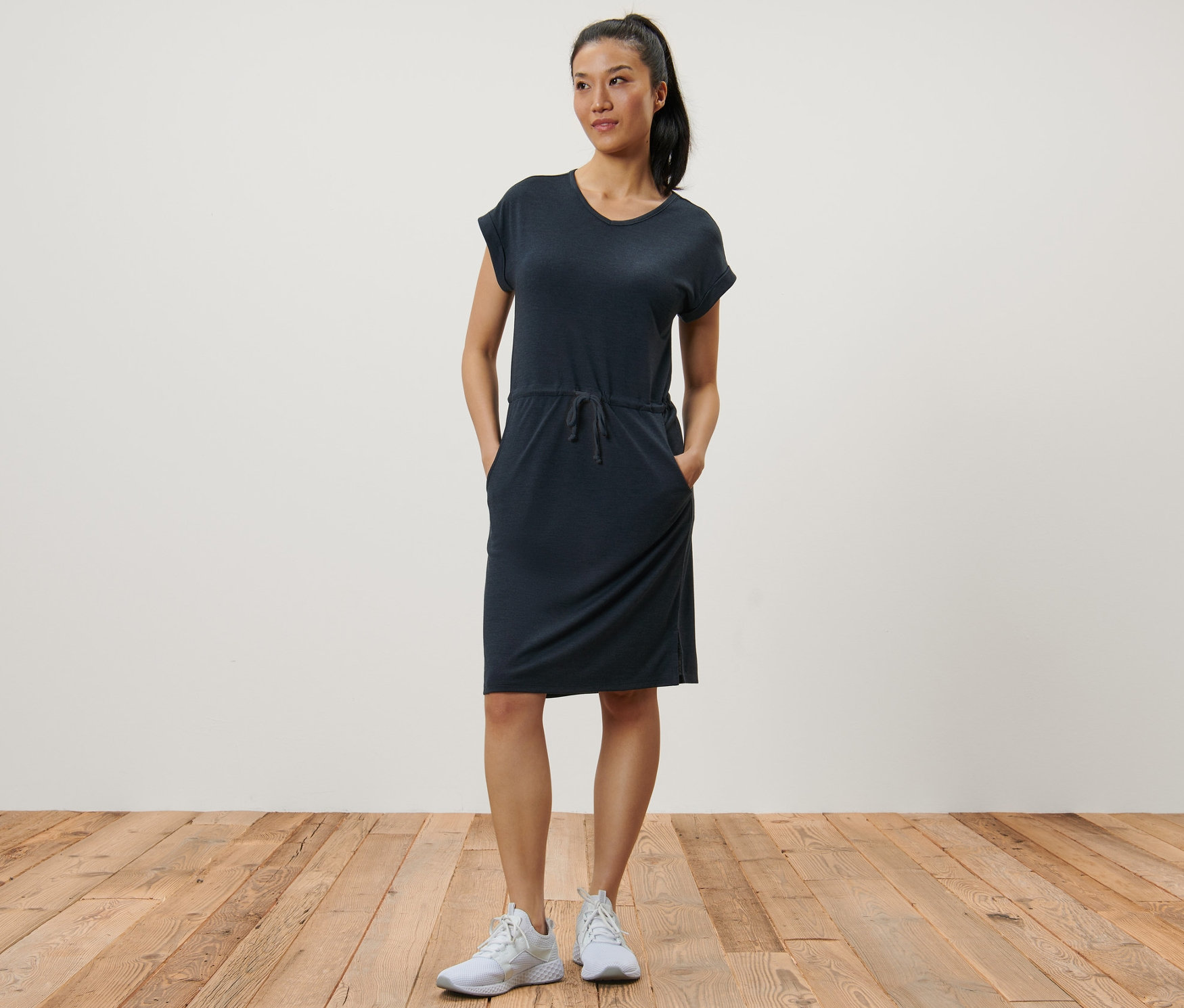 Kadın lacivert bir Outdoor Elbise ile poz veriyor.