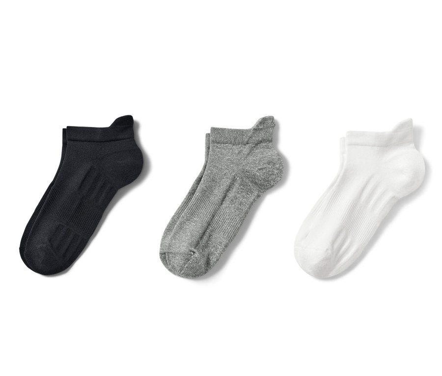 Siyah, beyaz ve gri renklerde üç çift unisex profesyonel koşu çorabı.
