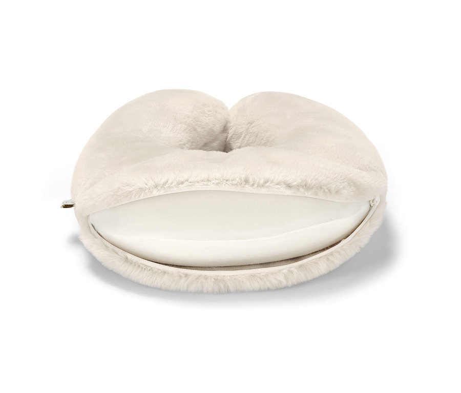 Beyaz arka planda krem rengi hafızalı süngerli boyun yastığı.