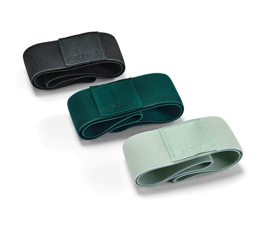 Siyah, yeşil ve açık yeşil renklerde üç adet antrenman bandı beyaz bir arka plan üzerinde duruyor.