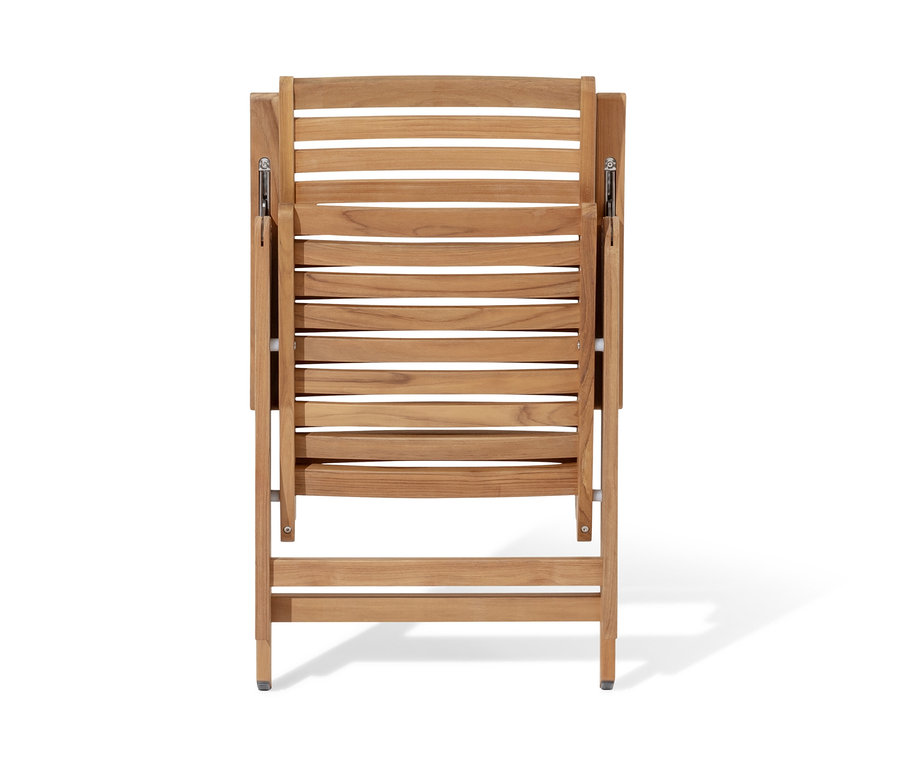 Katlanmış, ayarlanabilir sırtlı tik yüksek sandalye.