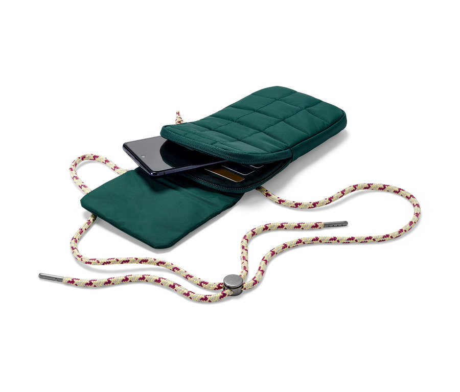 Kordonlu koyu yeşil yalıtımlı akıllı telefon çantası. Çantanın içinde akıllı telefon ve kartlar var.