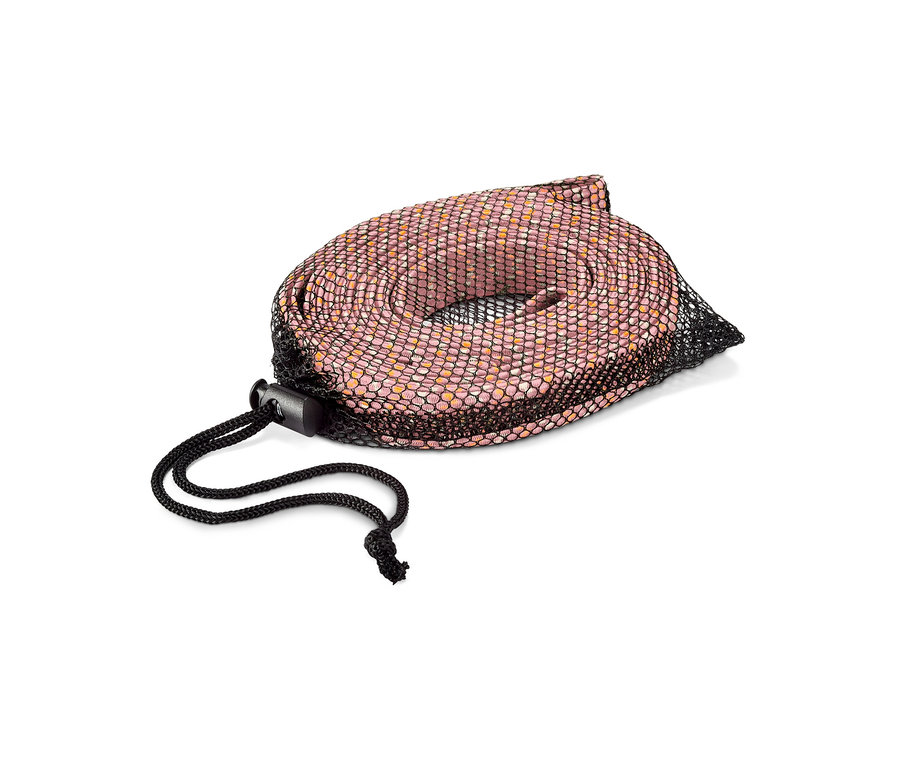 Siyah fileli bir çantada rulo halinde duran oyun lastiği.