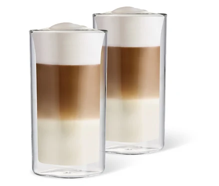 Süt, kahve ve köpük katmanları olan iki Latte Macchiato Bardağı.
