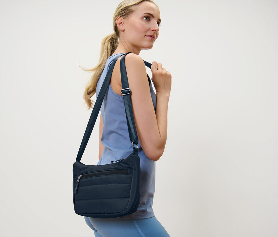 Sarışın kadın omuz çantasıyla.