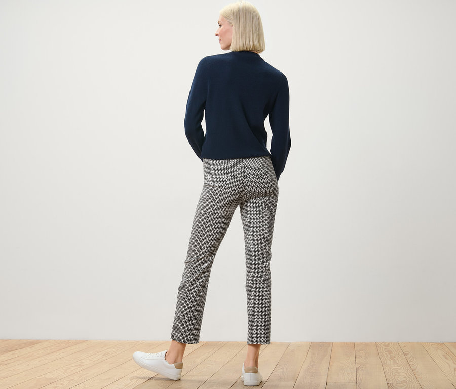 Kadın arkası dönük, lacivert bir üst ve Baskılı Streç Pantolon giyiyor.