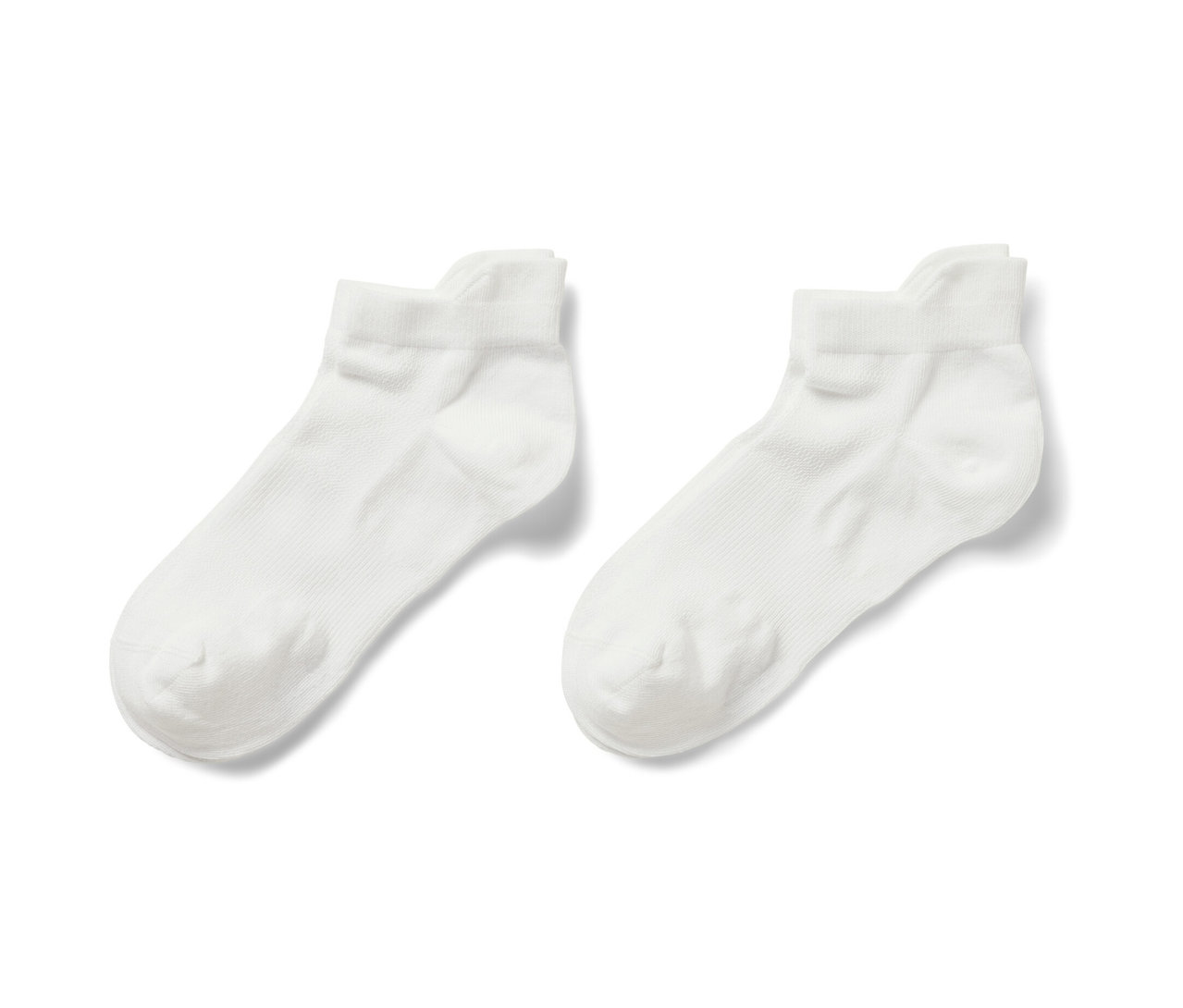 İki çift beyaz sneaker çorap.