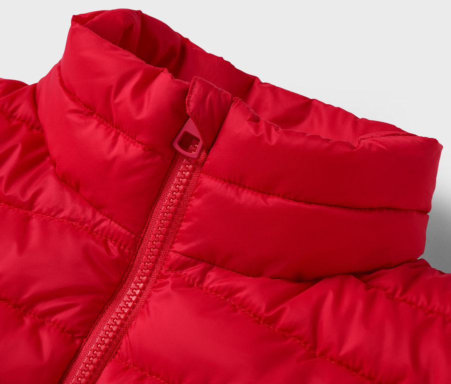 Yakalı ve fermuarlı kırmızı kapitone ceket detayı.