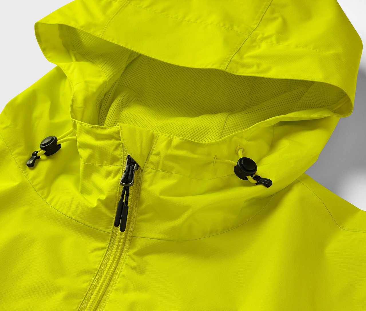 Fermuarlı ve kapüşonlu sarı bir yağmurluğun yakın çekim görüntüsü.