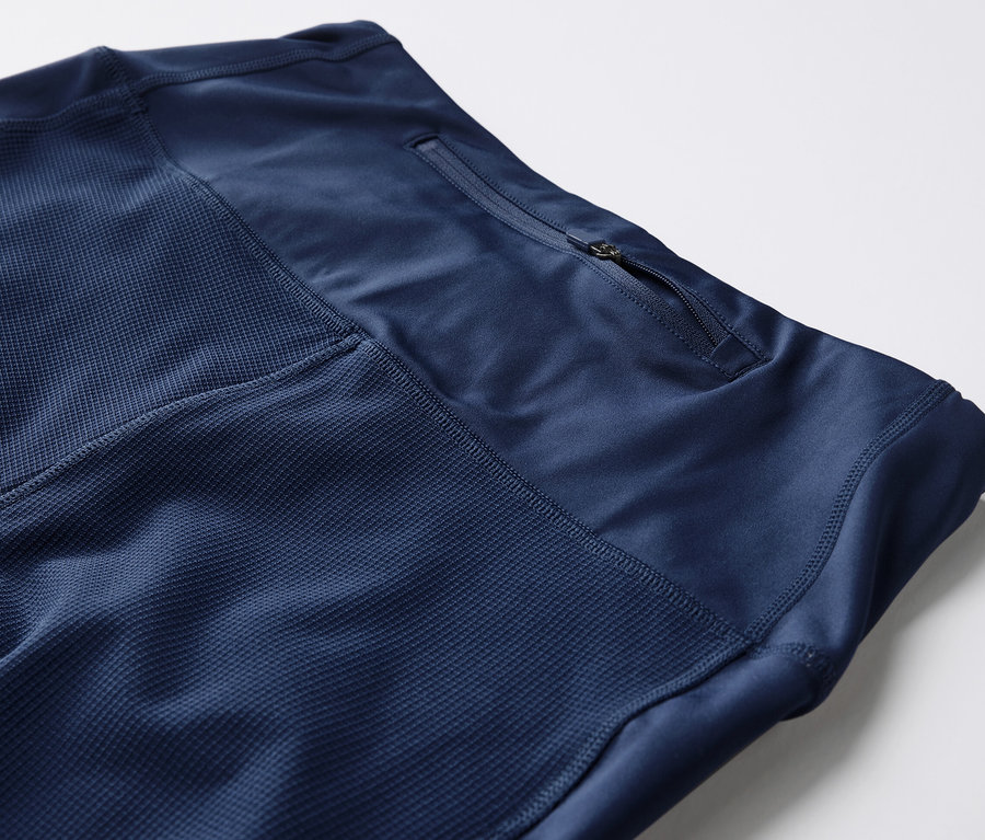 Fermuarlı cepli 3/4 trekking taytının yakın çekimi.