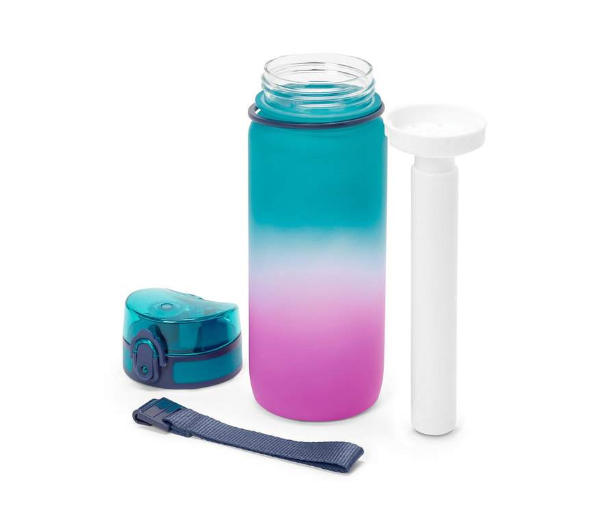 Soğutma akülü, kapaklı ve askılı açık su matarası beyaz bir arka plan üzerinde duruyor.