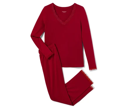 Uzun kollu üst ve pantolondan oluşan kırmızı dantelli pijama takımı beyaz bir arka planda duruyor.