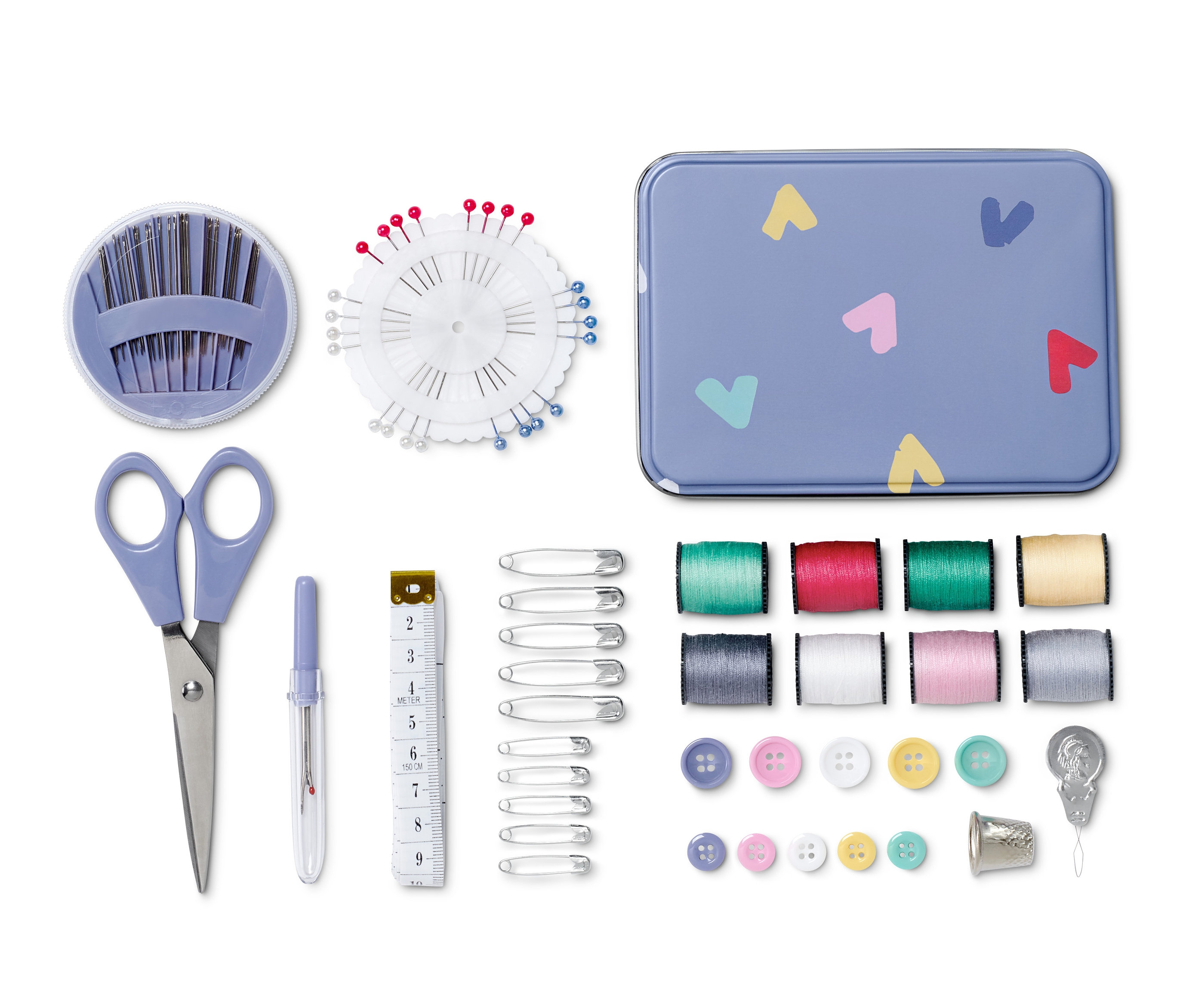 Metal Kutuda Dikiş Seti; makas, iğne geçirici, iğneler, mezura, çengelli iğneler, düğmeler, iplik bobinleri ve yüksük içerir