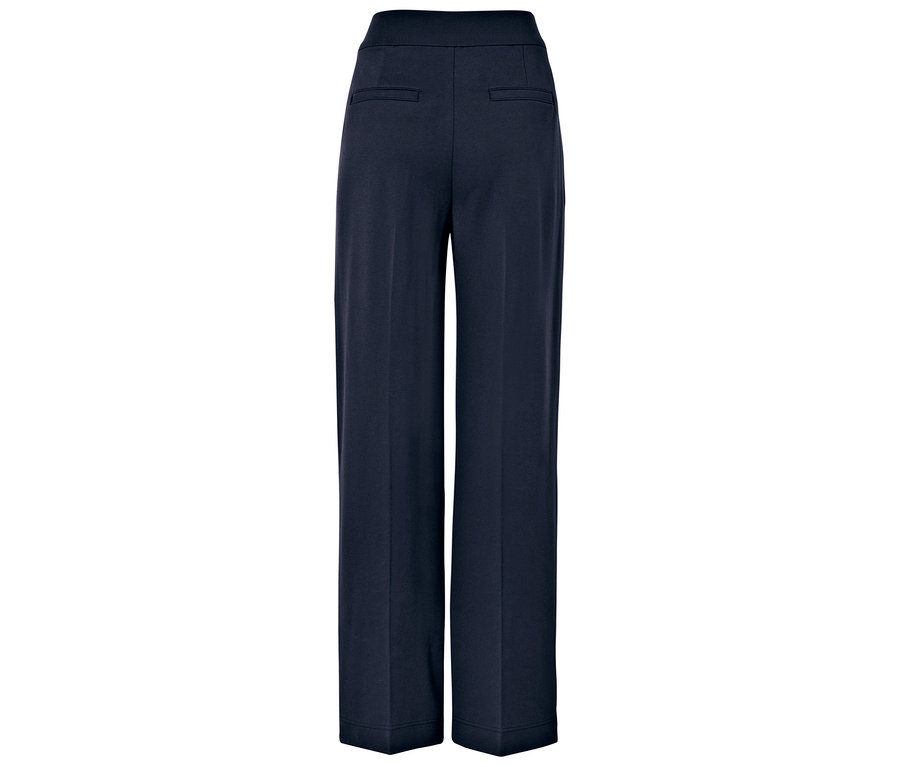 Arkadan görünümü lacivert, geniş kesim pantolon.