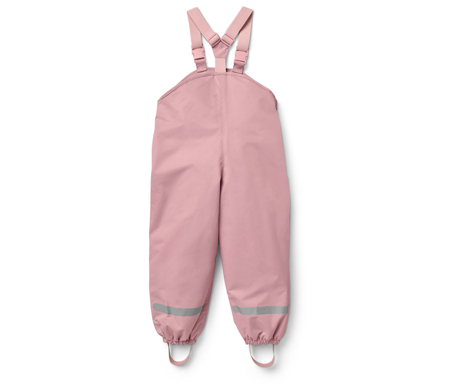 Pembe renkli, reflektörlü, askılı pantolon beyaz bir zeminde duruyor.