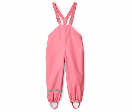 Pembe renkli, ayarlanabilir askılı ve paçalarında reflektörlü şeritler bulunan yağmur pantolonu.