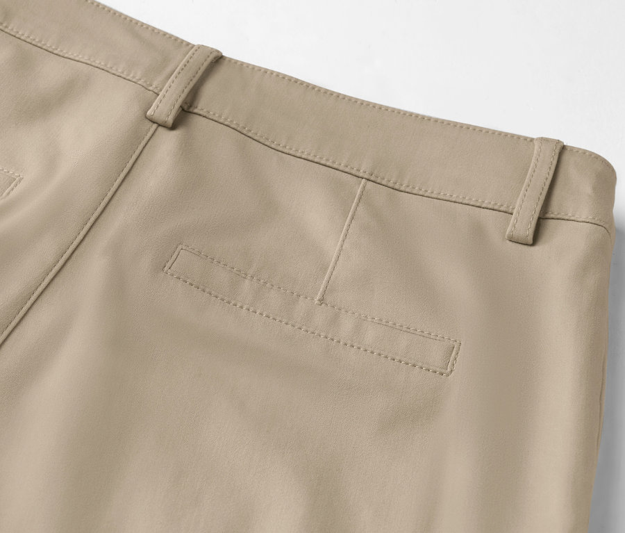 Bej rengi pantolonun arka kısmının, arka cebi ve kemer köprüleri ile yakın çekimi.