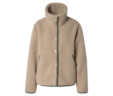 Yüksek dik yakalı ve önü gümüş çıtçıtlı bej polar ceket. Düğme patı, yaka, manşetler ve iki ön cebi boyunca koyu yeşil şerit detayları bulunmaktadır.