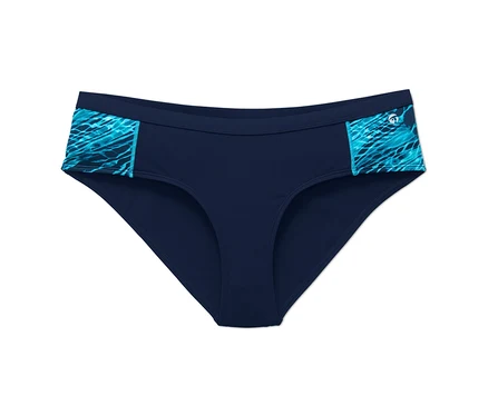Yanlarında turkuaz desenler bulunan bir spor bikini altının yakın çekimi.